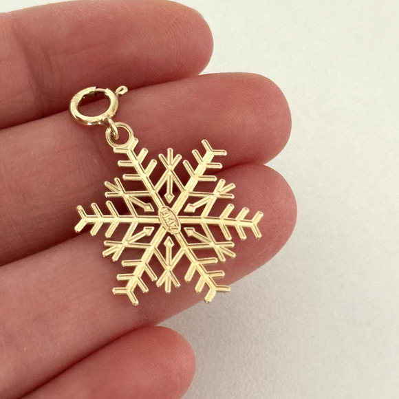 14K Solid Yellow Gold Vintage Winter Snowflake Charm Pendant - Picture 10 of 11